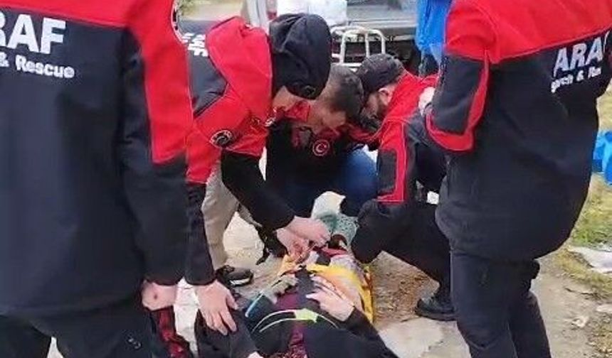 Bayramı köyünde geçirsin diye sedye ile evine taşındı