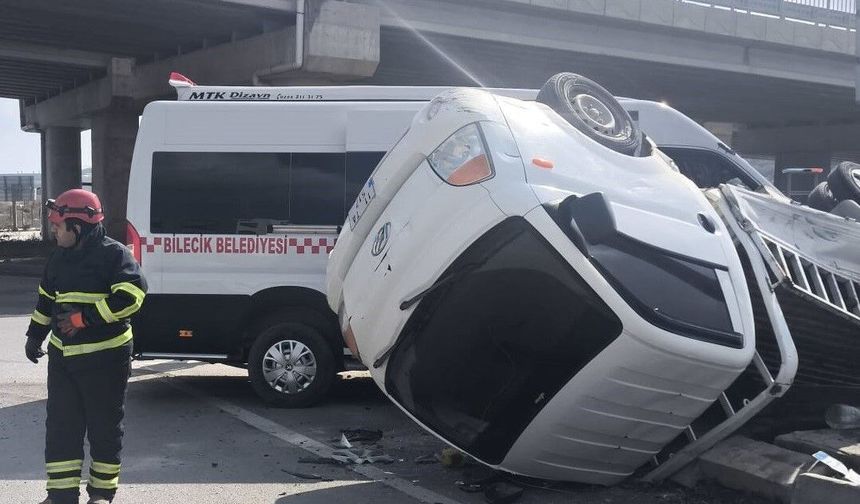 Bilecik'te halk minibüsü ile kırmızı ışık ihlali yapan kamyonet çarpıştı, 8'i hafif 9 yaralı