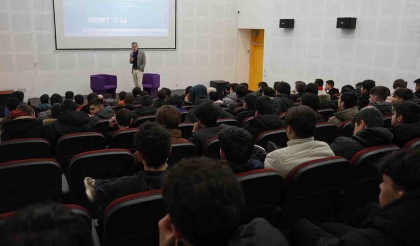 Bilim Merkezinde dronlar ve kullanımı söyleşisi