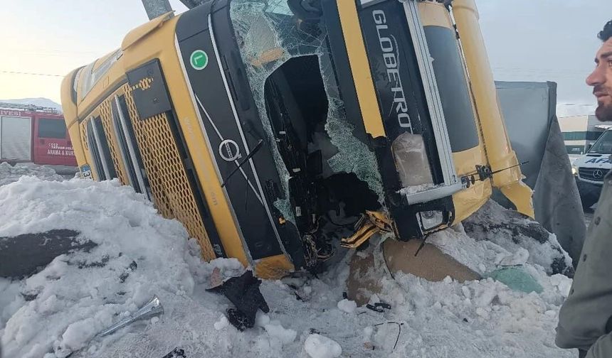 Bitlis'te iki tır devrildi, 1 kişi yaralandı