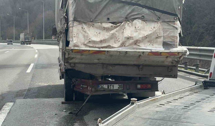 Bolu Dağı Tüneli'nde otomobille kamyonet çarpıştı: 2'si çocuk 4 yaralı