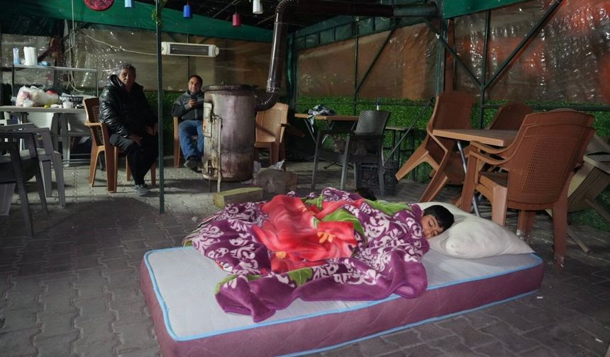 Buldan'da 5.1 büyüklüğündeki depremin ardından yaşanan artçılardan korkan vatandaşlar dışarda sabahladı