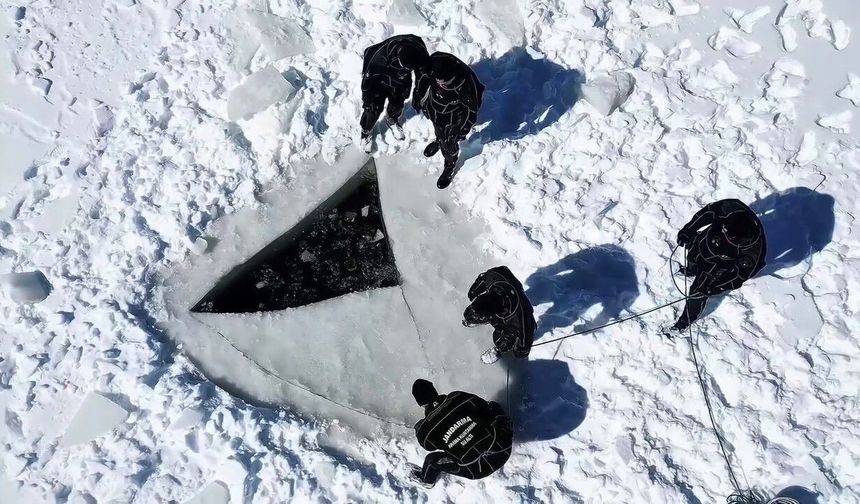 Buzla kaplı gölette nefes kesen dalış