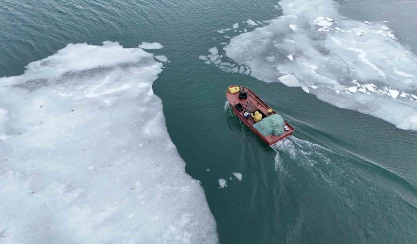 Buzların çözülmeye başladığı Nazik Gölü'nde balıkçı tekneleri yeniden suya indi
