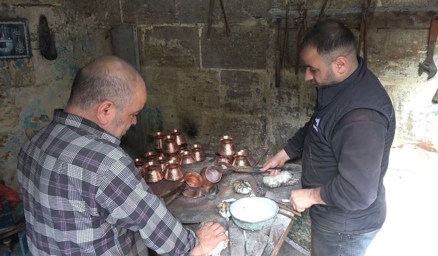 Çocuk yaşta başladığı kalaycılığı 50 yıldır sürdürüyor