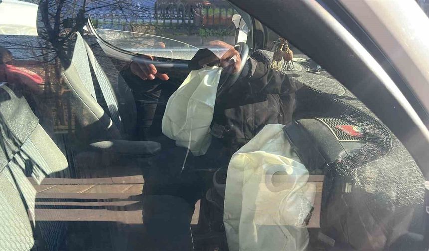 Dolmuş kazasında hava yastığı açıldı: 1 yolcu yaralandı