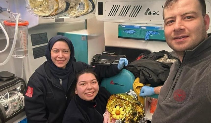 Dünyaya gözlerini ambulansta açtı