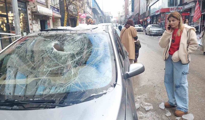 Erzurum'da çatıdan düşen kar ve buz kütleleri tehlike saçıyor
