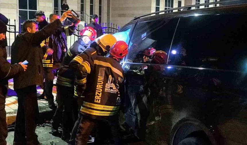 Erzurum'da feci kaza: Kavşak adeta savaş alanına döndü