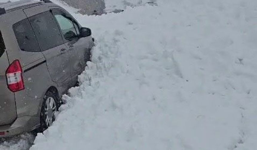 Erzurum'da yola çığ düştü
