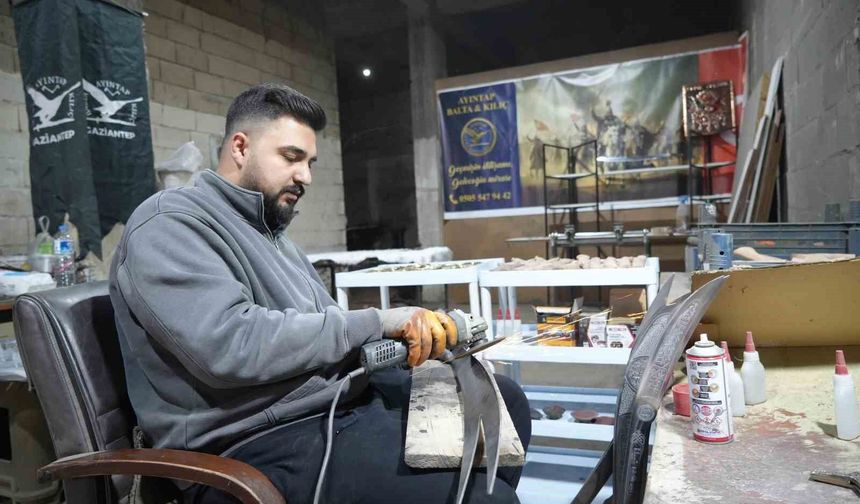 Filmlerden esinlenen genç, ata mesleği olan kılıç ustalığını sürdürüyor
