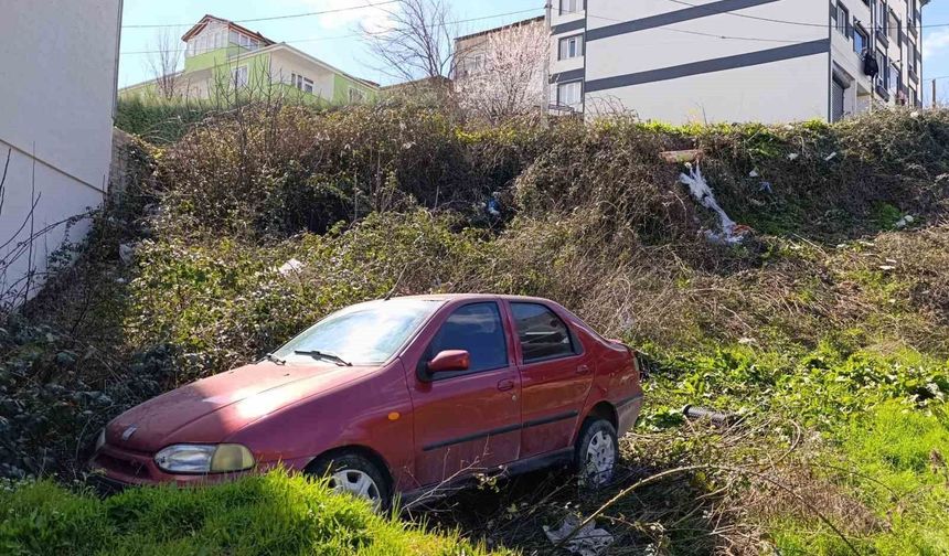 Freni boşalan otomobil şarampole uçtu: Baba ve oğlu yaralandı