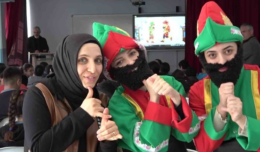 Genç kadınlar, Karagöz ile Hacivat olup 'Kâbe'de Hacılar' ilahisini işaret diliyle sahneledi