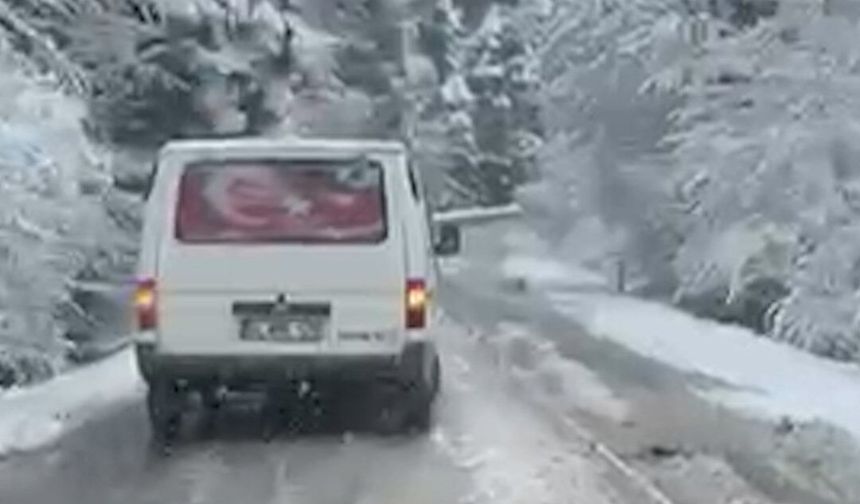 Gölcük yolunda kar sürprizi: Kar lastiği olmayan araç yolda kaldı