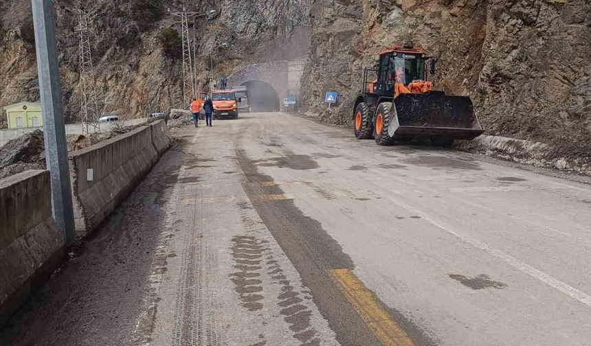 Gümüşhane'de heyelan sonrası kapanan yol yeniden ulaşıma açıldı