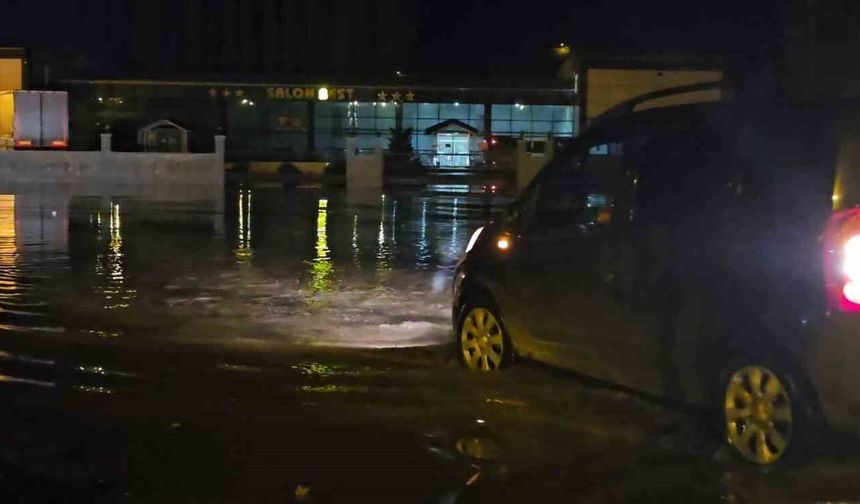 Hasköy'de sağanak ve eriyen kar su baskınlarına neden oldu