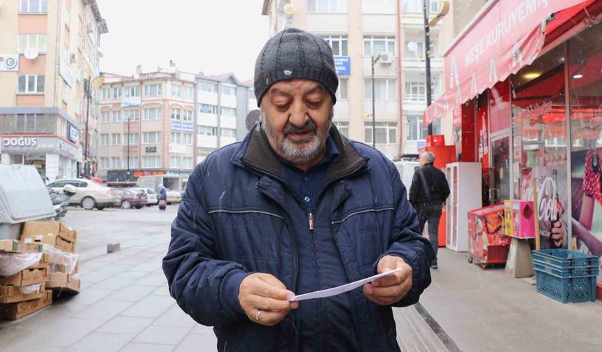 Hesabına yanlışlıkla gelen parayı banka şubesine giderek geri gönderdi