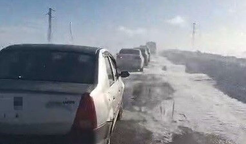 Kars-Göle yolunda onlarca araç mahsur kaldı