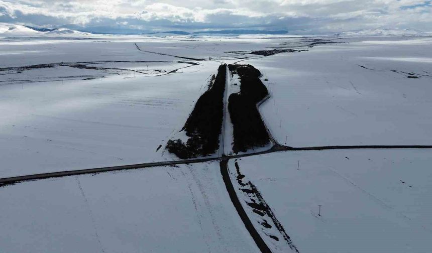Kars'ta bahar ortasında kış manzarası: Benliahmet İstasyonu beyaza büründü