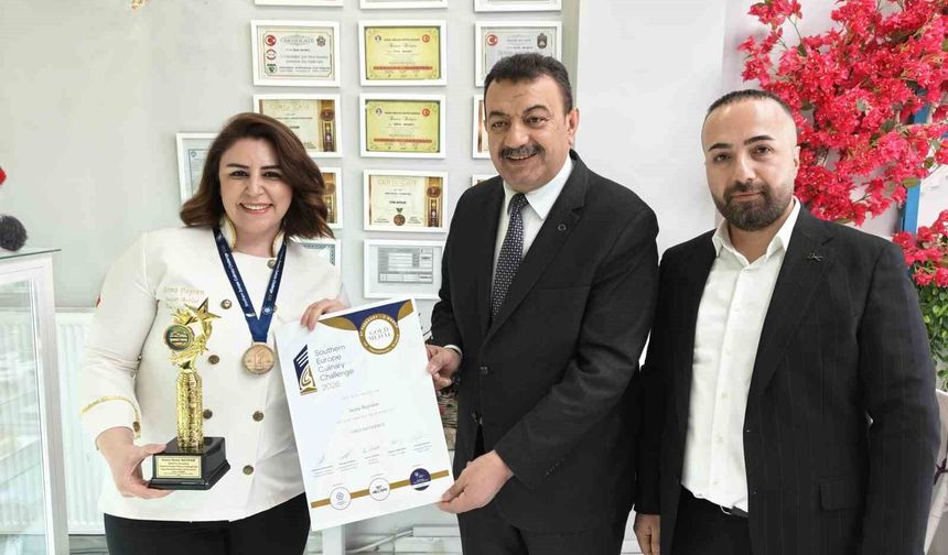 Kayserili pasta şefi Yunanistan'da Türk bayrağını dalgalandırdı