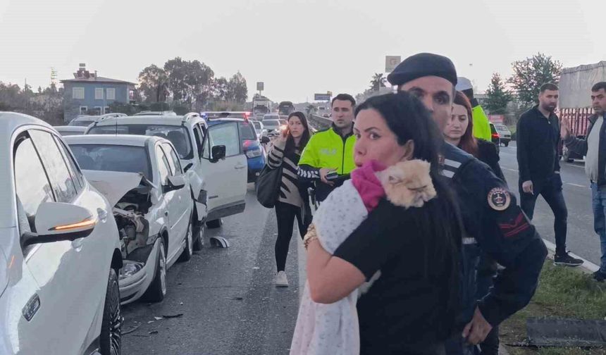 Kırmızı ışıkta bekleyen araçlara çarpıp olay yerinden ayrıldı: 4 yaralı