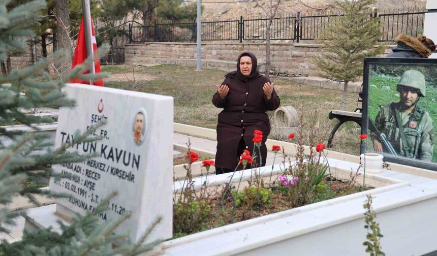 Kırşehir'de şehitlikte duygusal anlar yaşandı