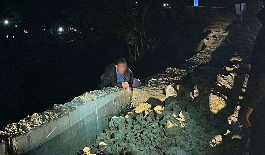 Köprüden atlamak isteyen şahıs 4 saat sonra ikna edilebildi