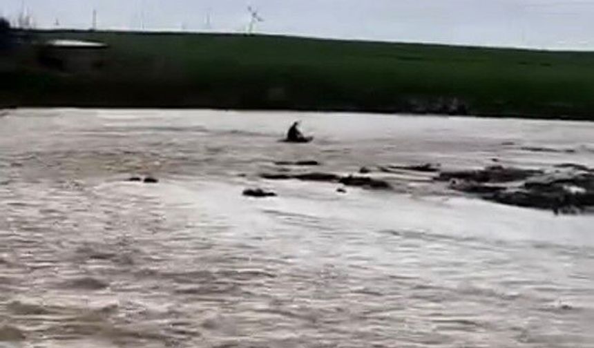 Mardin'de taşan derede sal keyfi