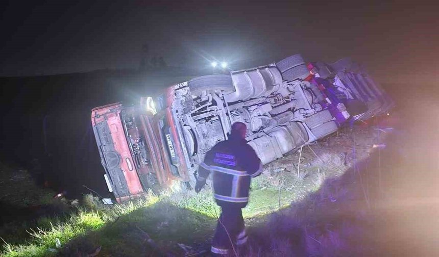 Mardin'de tır devrildi: 1 yaralı