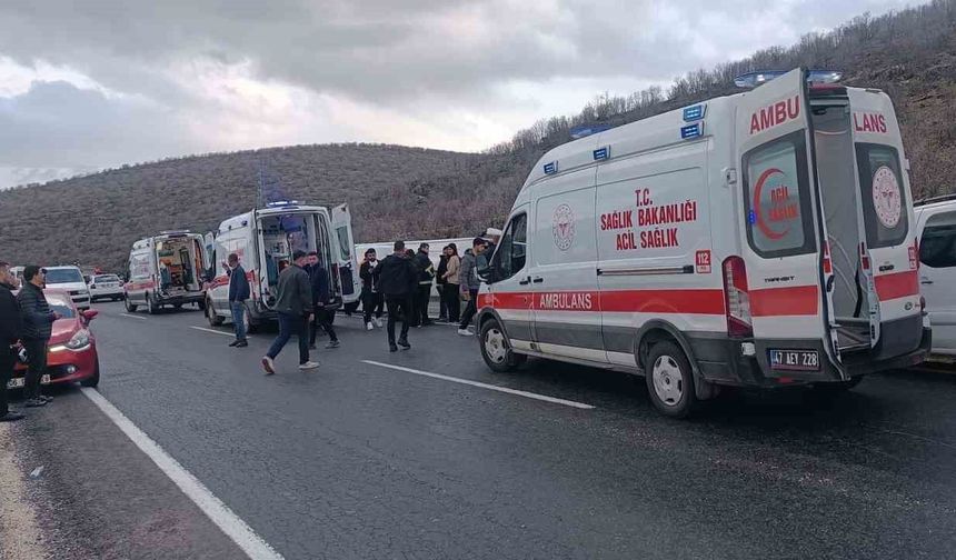 Mardin'de yolcu otobüsü devrildi: 24 yaralı