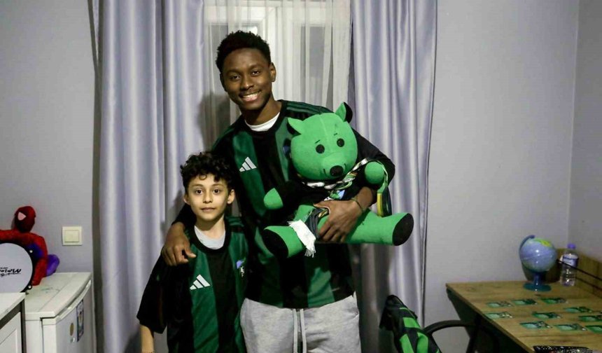 Maskot kostümünden futbolcu çıktı, çocuk taraftarın heyecandan elleri titredi