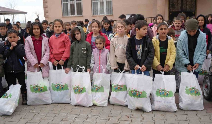 Muş'un ücra köylerindeki bin çocuğa bayram sevinci