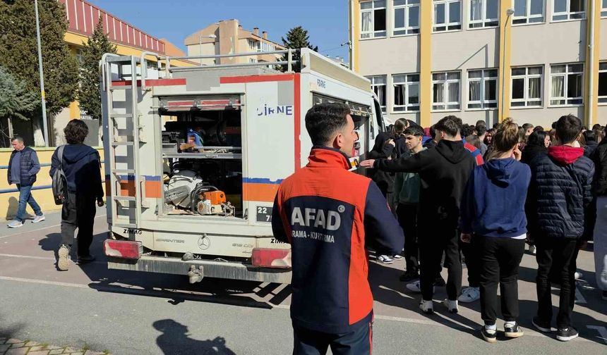 Okulda gerçeği aramayan deprem tatbikatı