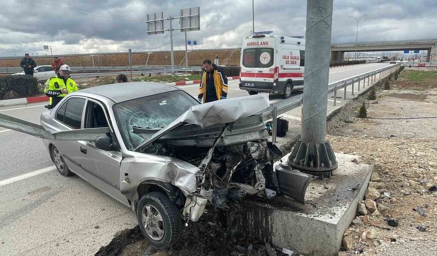 Otomobil demir bariyere ok gibi saplandı: Karı koca ölümden döndü