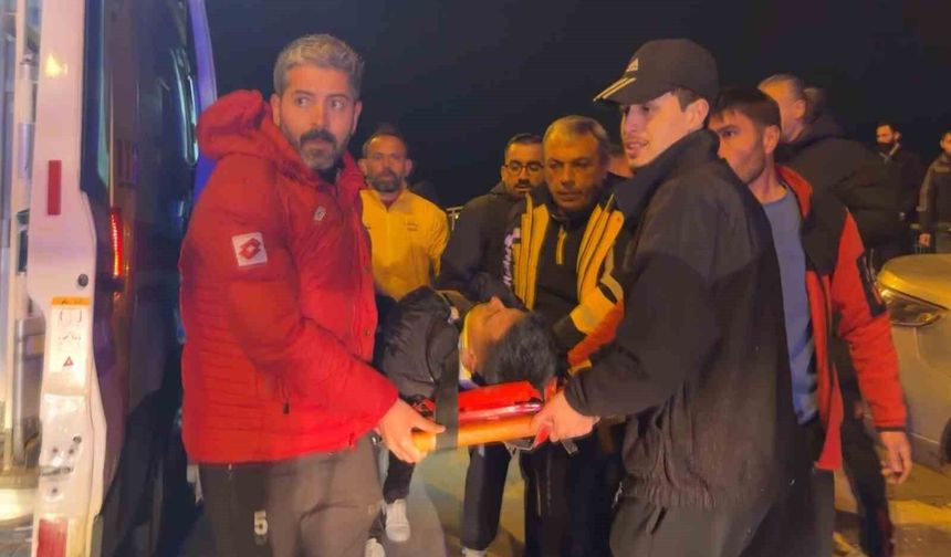 Otomobil önce direğe sonra duvara çarptı: 1 yaralı