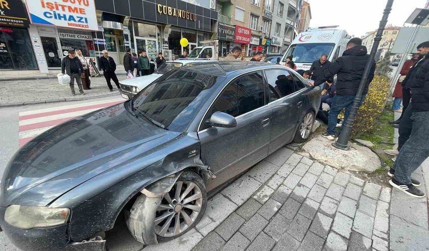Otomobil refüjdeki dubalara çarptı: 1 yaralı