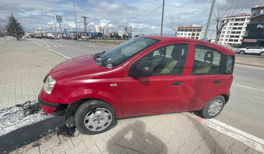 Otomobil refüje çıktı, sürücü kazayı yara almadan atlattı