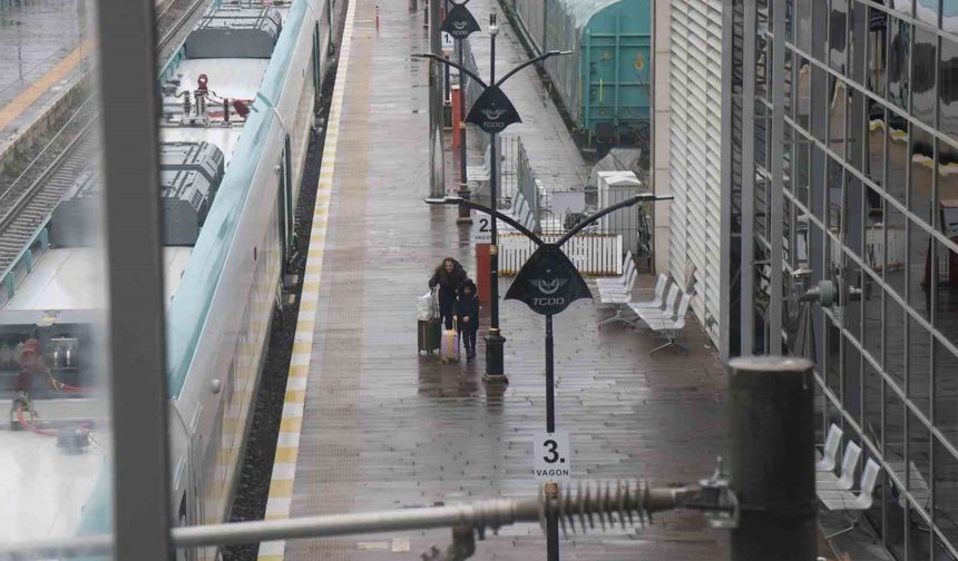 Sakarya'da tren istasyonu ve otogarda arife sakinliği