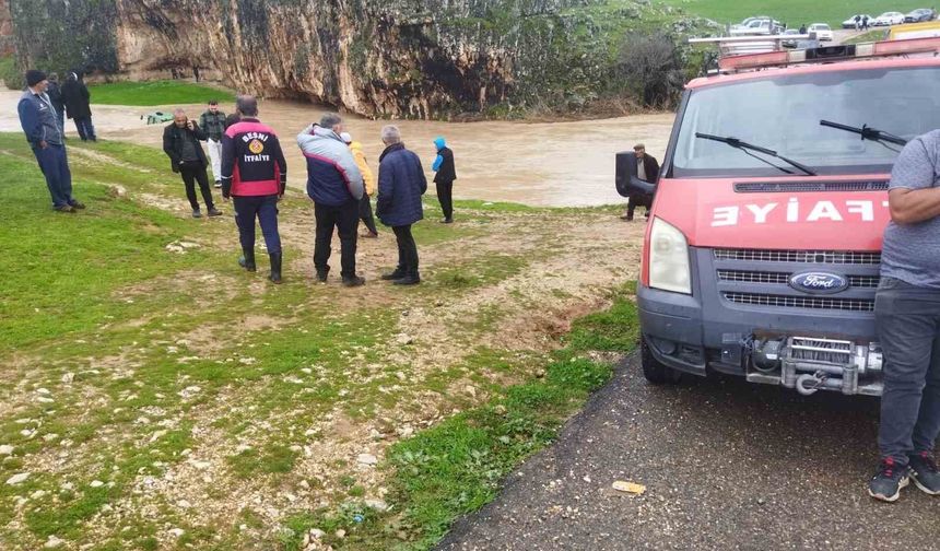 Sele kapılan traktördeki 4 kişi kurtarıldı