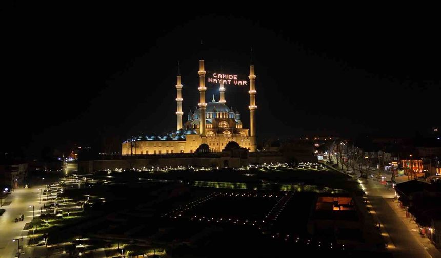 Selimiye Camii'nde mahya mesajı değişti: 'Camide Hayat Var'