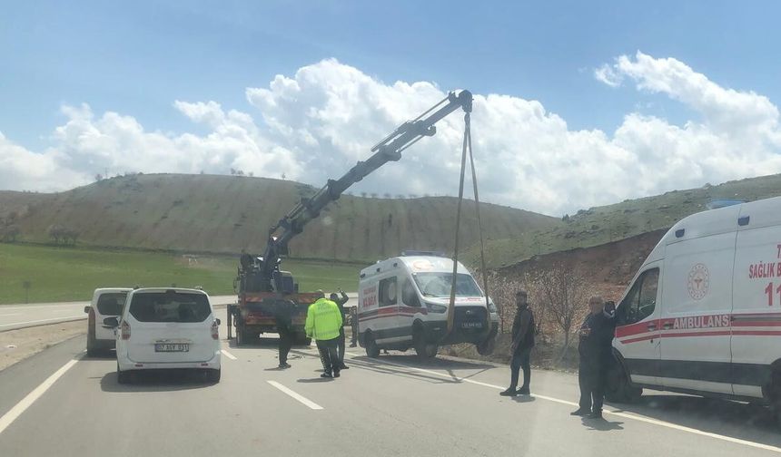 Siirt'te hasta taşıyan ambulans devrildi