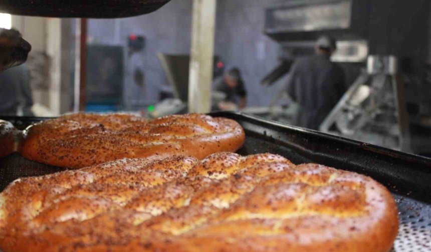 Siirt'te öğrenciler Ramazan'da günlük 7 bin ekmek çıkarıyor