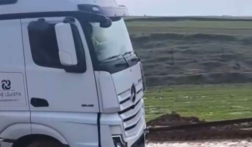 Siirt'te TPAO'ya ait tır çamura saplandı, köylüler seferber oldu