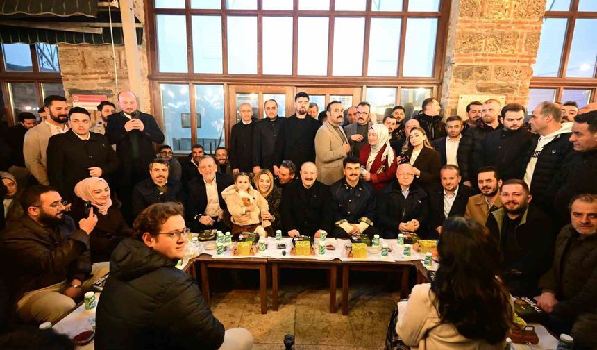 Tarihi Abdal Meydanı'nda binler sahur sofrasında buluştu: Varank'tan birlik mesajı