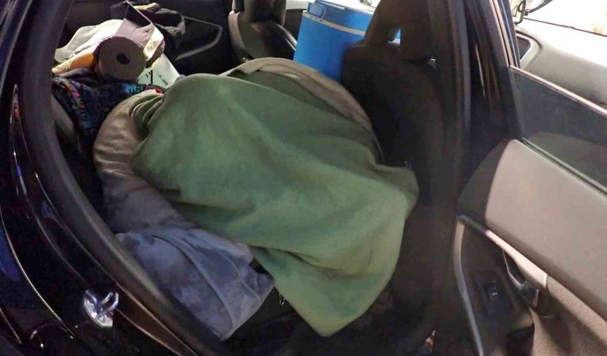 Türkiye'den çıkan araçlara gizlenen kaçaklar yakalandı