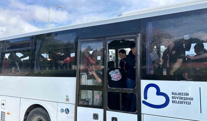 Uşak'ta Nev Sağlık Grubu Balıkesirspor'un taraftar otobüsüne taşlı saldırı