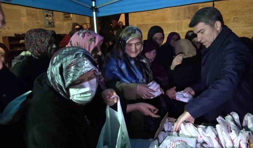 Vali Önder Bakan, cami bahçesinde ve kütüphanede vatandaşlara simit ile ayran dağıttı