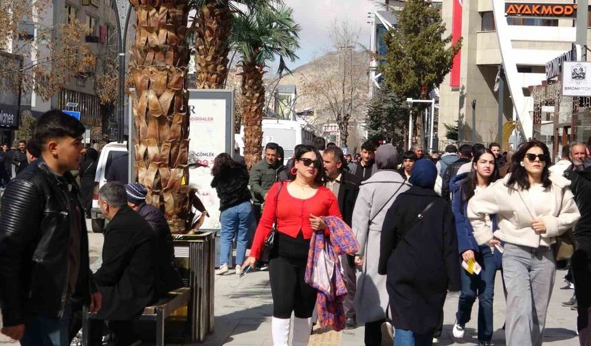Van'da bayram telaşı: Caddeler doldu taştı