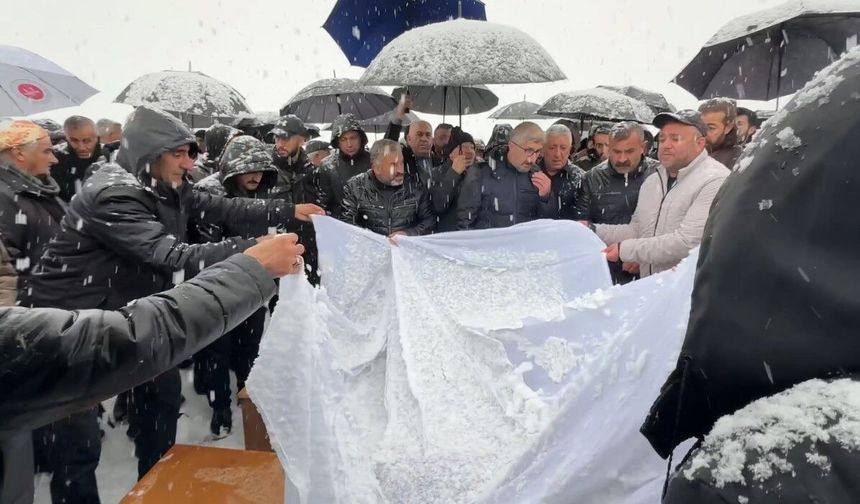 Van'daki kazada hayatını kaybeden aile yan yana defnedildi