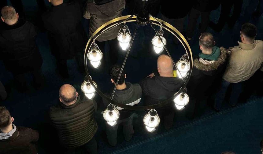 Yağmura rağmen camiler bayram namazı için dolup taştı